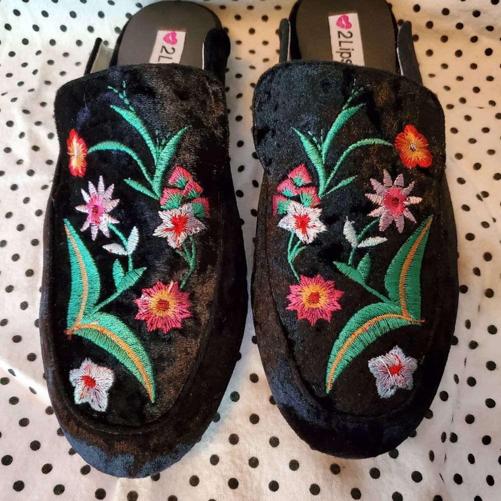 Mules embroidered with flowers
